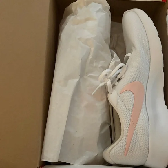 Nike Women's Tanjun White and pink  Shoes - Picture 2 of 8